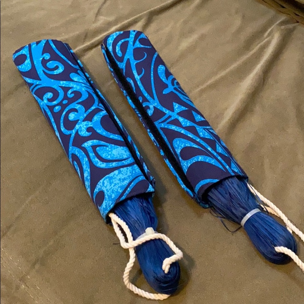 Hawaiian Luau Raffia Pom Poms blue with covers